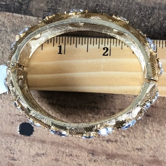 BRACELET GOLD TONE MAGNET CLOSURE - Picture 6 of 6